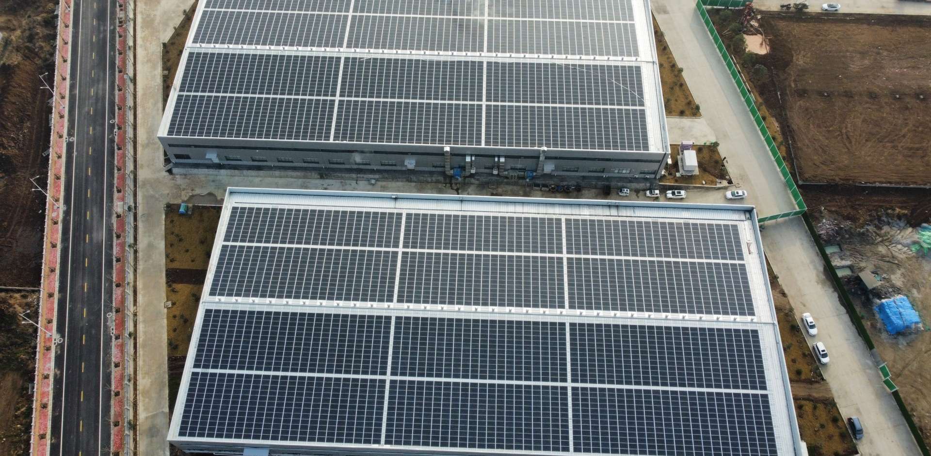 1920-2021年3月，河南唐河縣 中部食品城BIPV光伏項(xiàng)目，裝機(jī)量1.8MW，年發(fā)電200萬(wàn)度，滿足45%用電需求.jpg